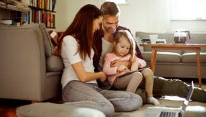 Familia en casa con calefacción por aerotermia