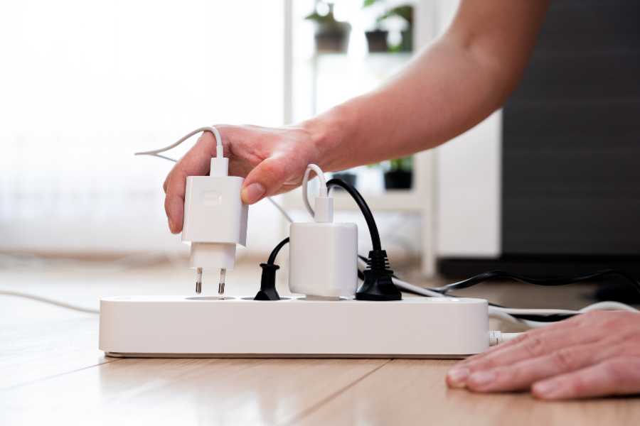 Desconecta los electrodomésticos y equipos electrónicos