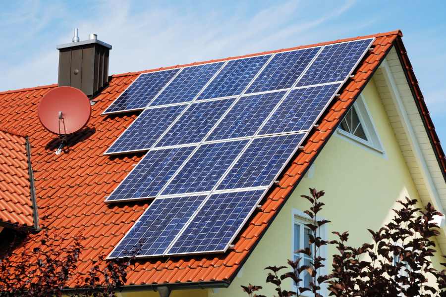 Paneles de energía fotovoltaica en casa